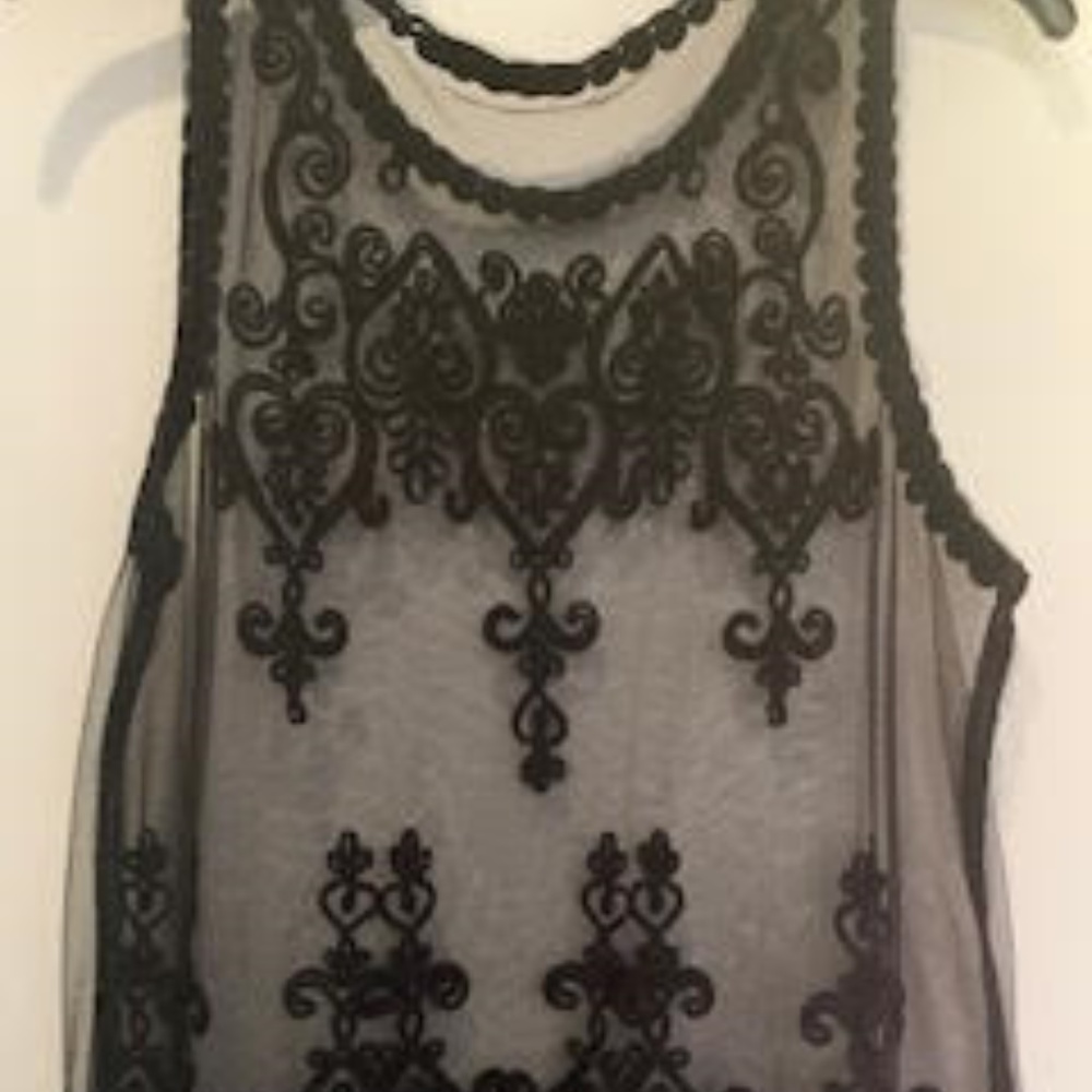 🔴 Lace Sleeveless Blouse - LOVELY!